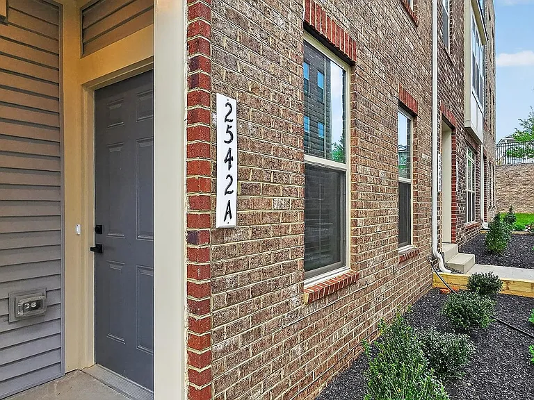 2542A Verona Pl — Photo 2