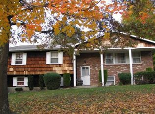 1 Roanoke Dr, Monroe, NY 10950