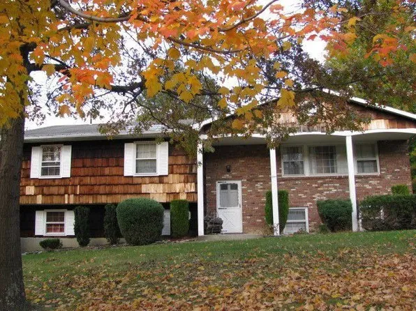 1 Roanoke Dr, Monroe, NY 10950