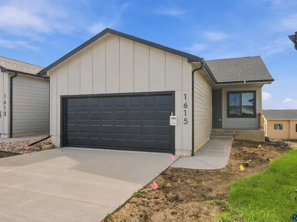 1615 N Tina Dr, Sioux Falls, SD 57110