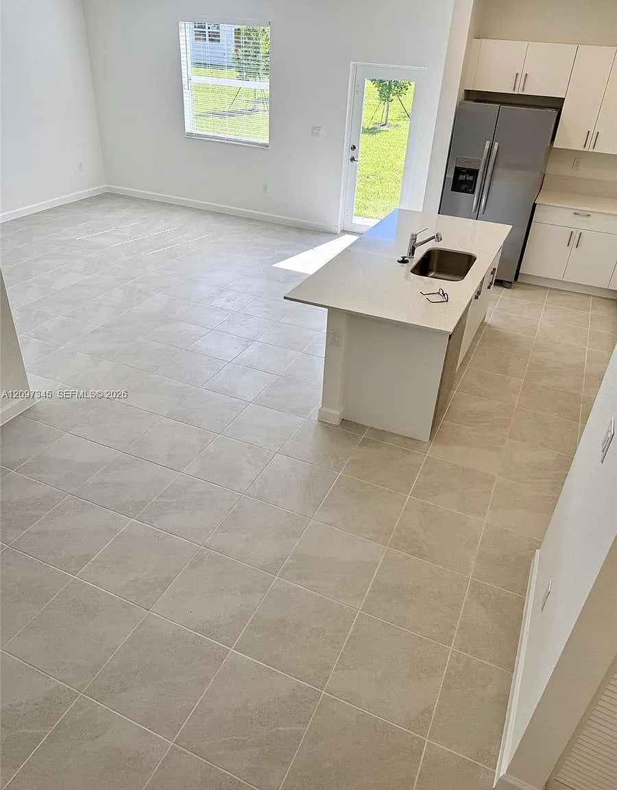 5 bed, 3.5 bath, 3105 sqft, $3,950 — Photo 2
