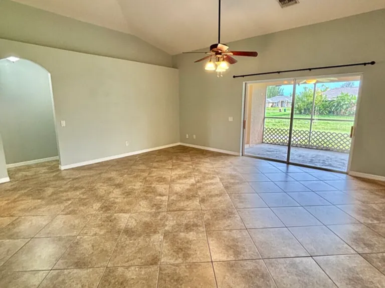 1405 Trafalgar Pkwy — Photo 40