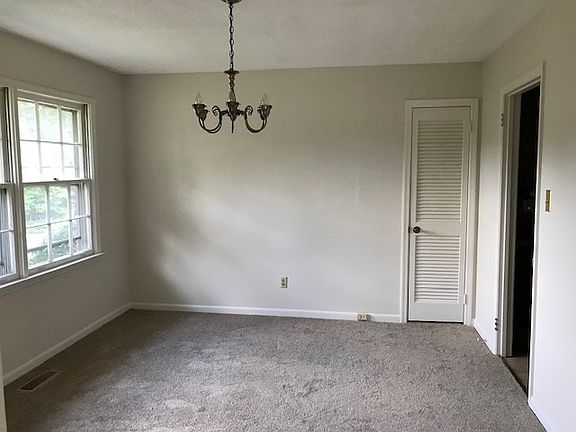 4th image of 213 Deerwood Cir