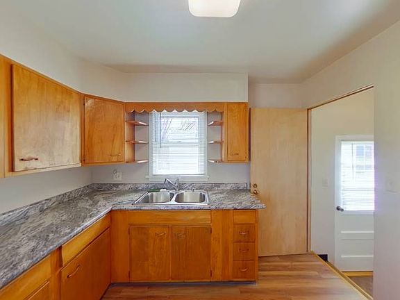 4th image of 404 8th Ave SE