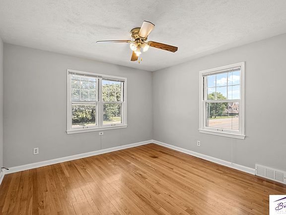 5th image of 3825 Cuming St #3827