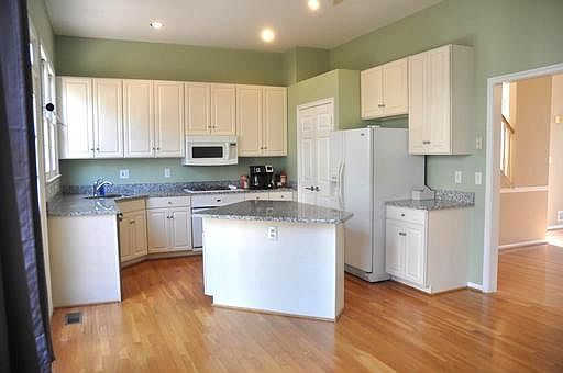 3rd image of 47683 Whirlpool Sq