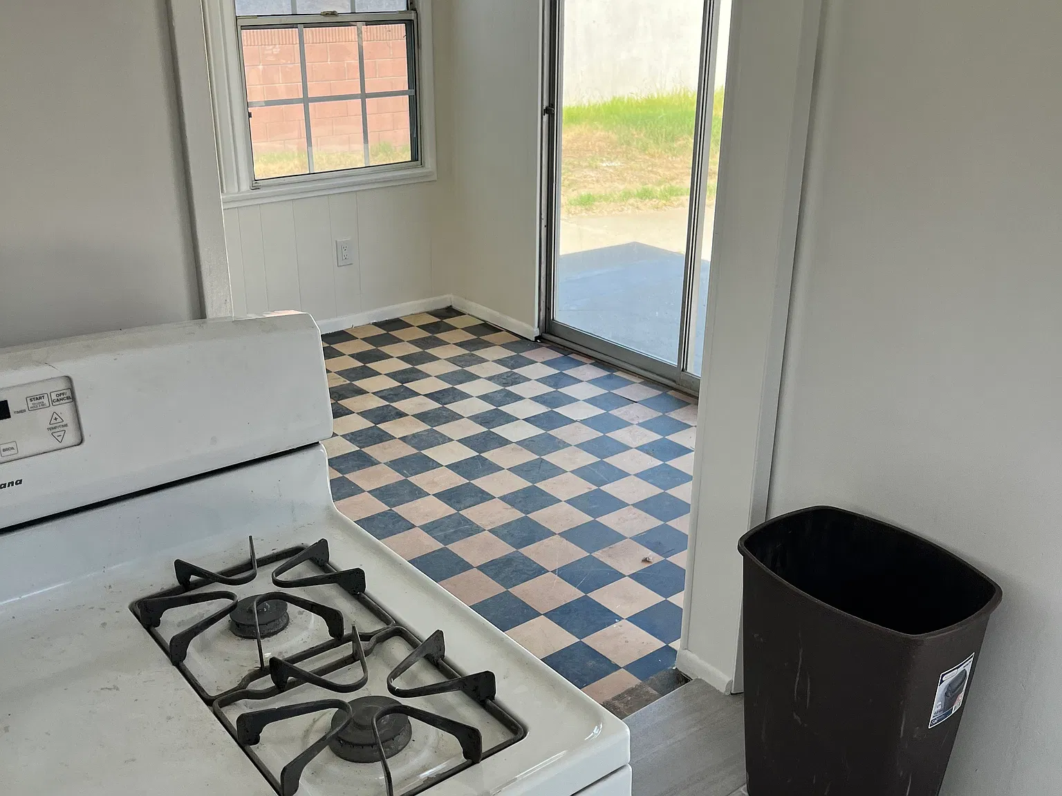 3 bed, 1100 sqft, $3,600 — Photo 3