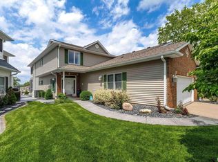 23 Villa Dr, Hampton, IL