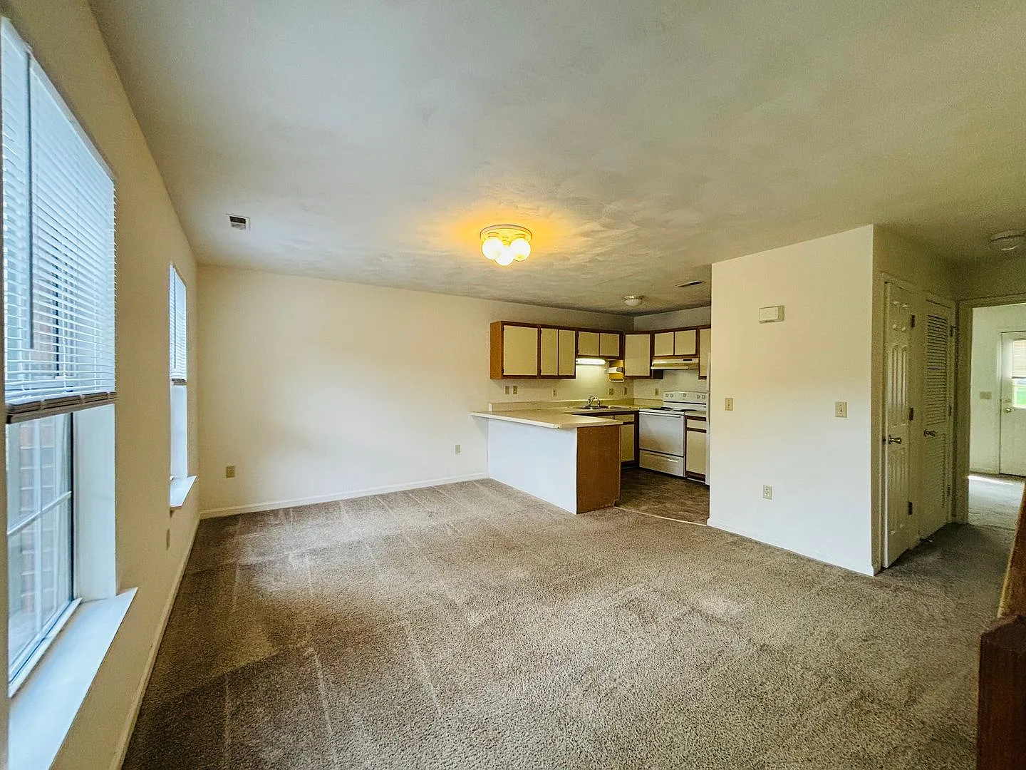 4 Bedroom 2.5 half Bath Townhouse — Photo 3