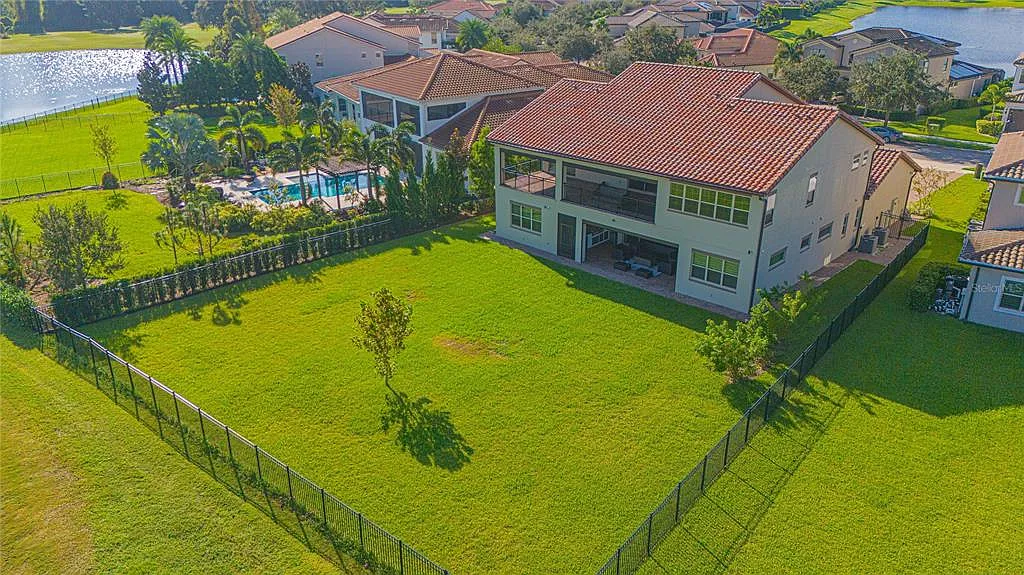 5 bed, 6.0 bath, 5723 sqft, $9,500 — Photo 3