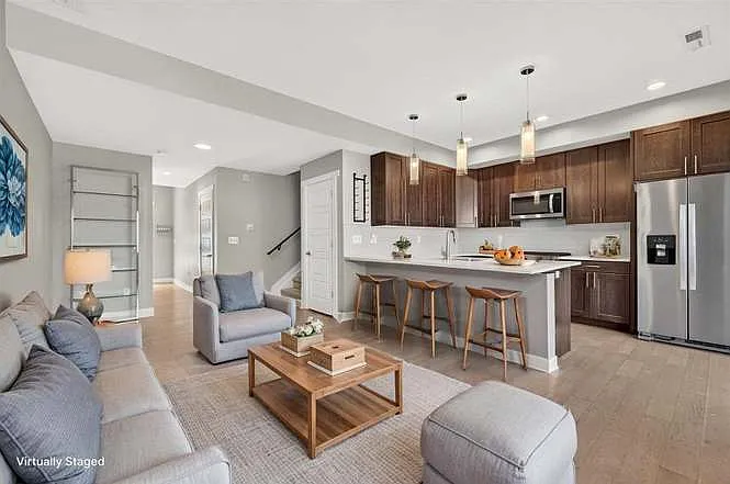 2809 W Parkside Pl — Photo 2
