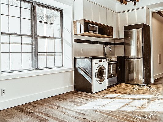 2nd image of 152 W 49th St #32