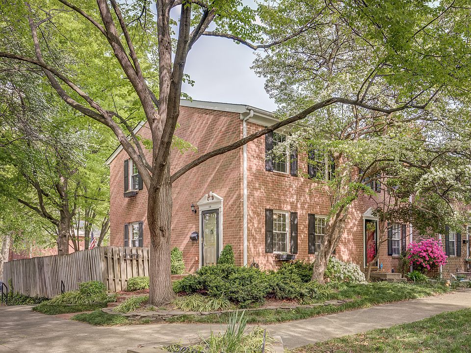 End unit townhome with side entrance and courtyard views