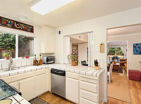 5th image of 114 Mission Dr #1