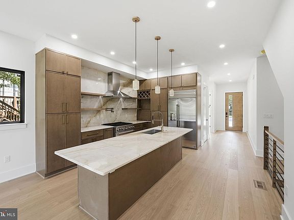 5th image of 844 N Burlington St