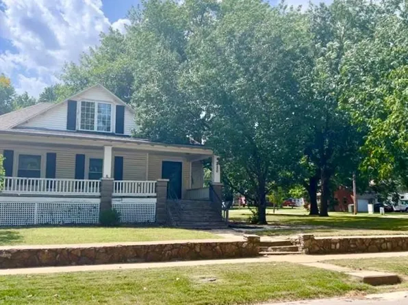 850 N Sycamore St, Iola, KS 66749