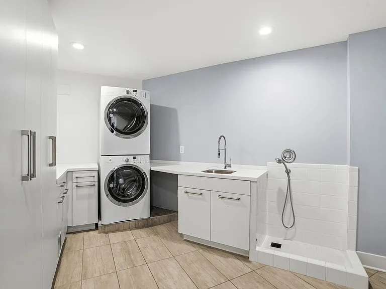 4515 N Lake Dr — Photo 2