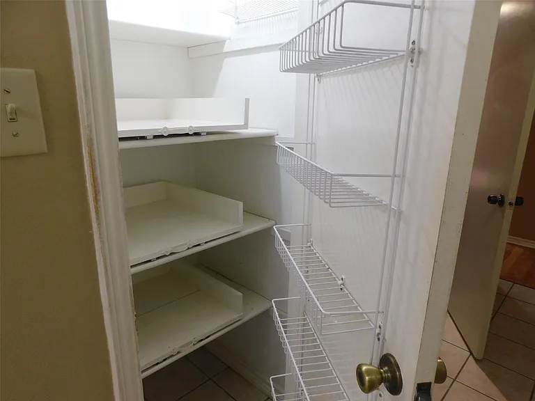 472 N Post Oak Ln — Photo 20