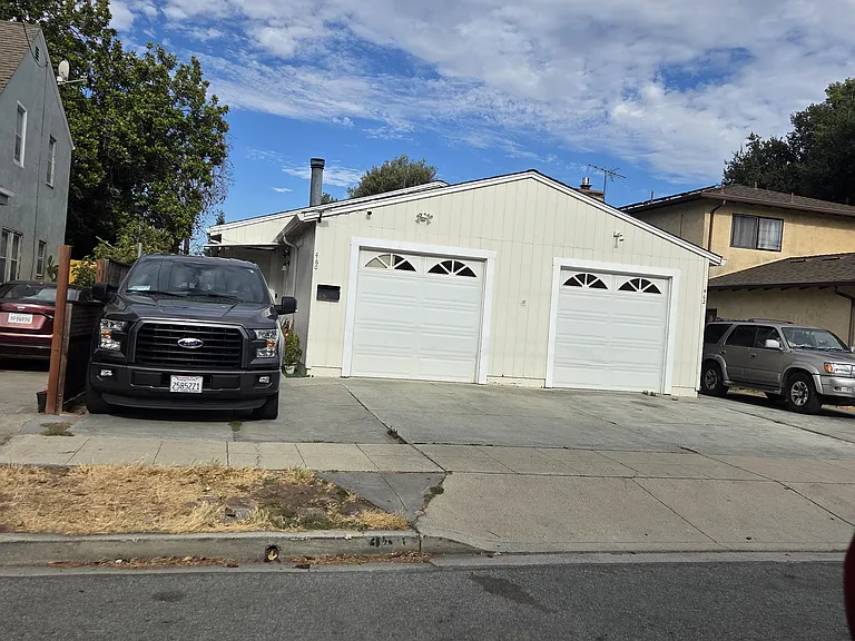 462 Clifton Ave — Photo 2