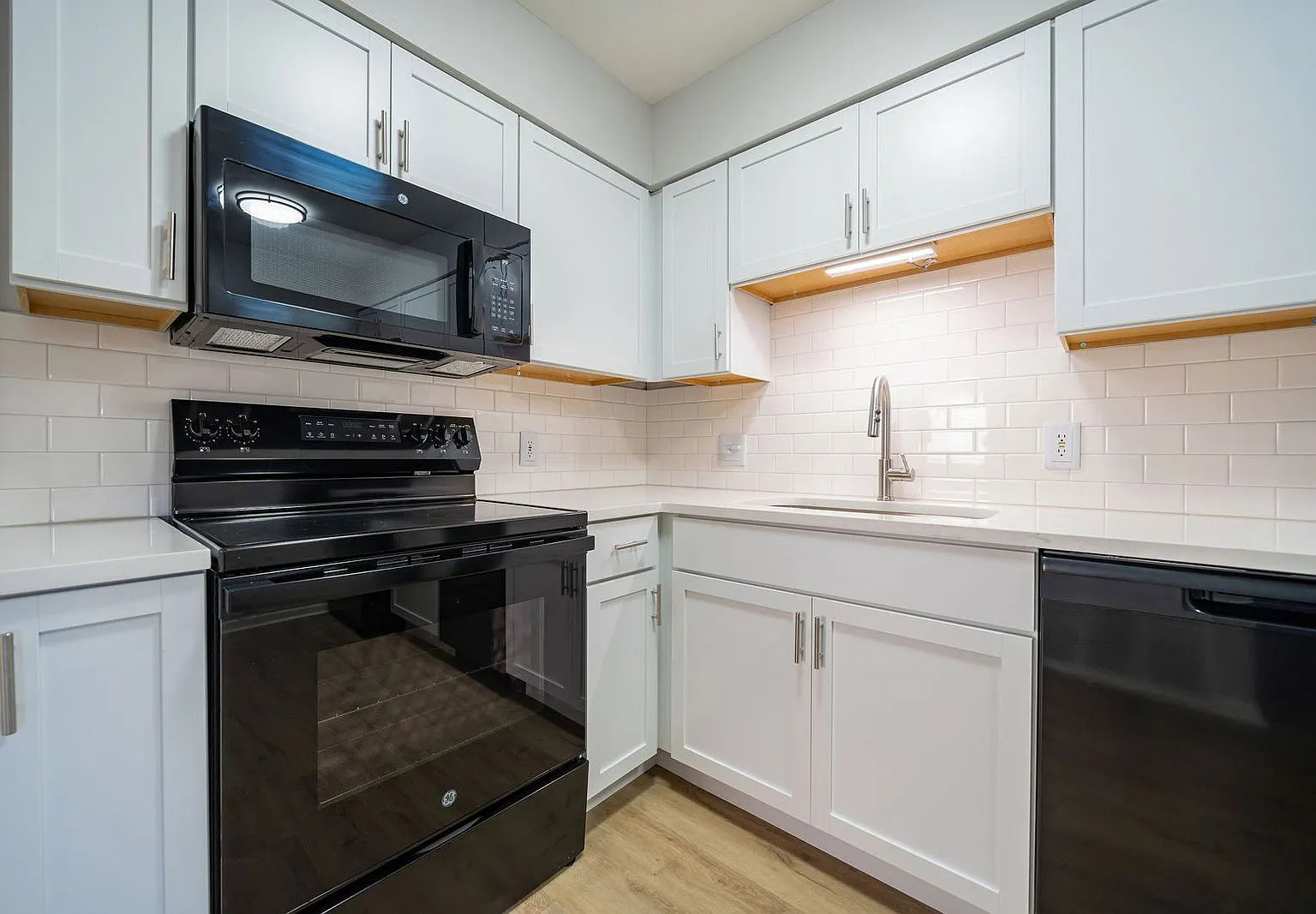 1 bed, 1.0 bath, $899 — Photo 3