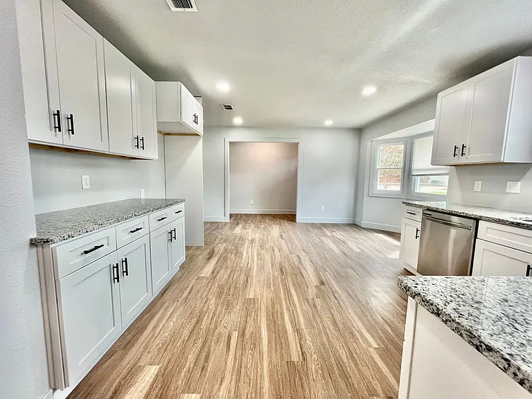 923 W 6th St — Photo 9
