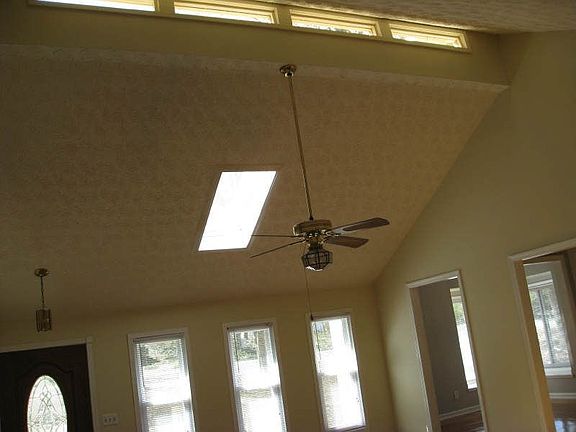 3rd image of 211 Emerald Cove Ln