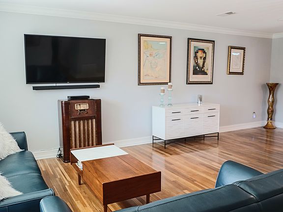 Living Room - 18 x 11