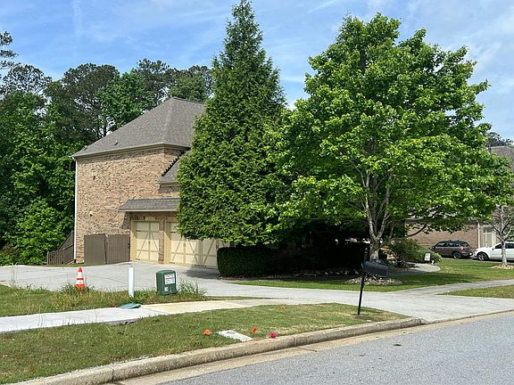 3rd image of 825 Botanica Way