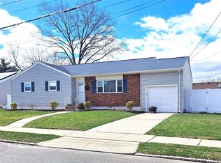 11 Barrington St, Westbury, NY 11590