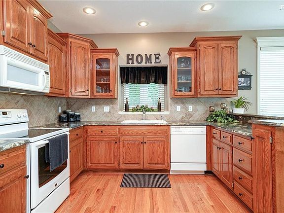 4th image of 1006 SW Crystal Creek Pl
