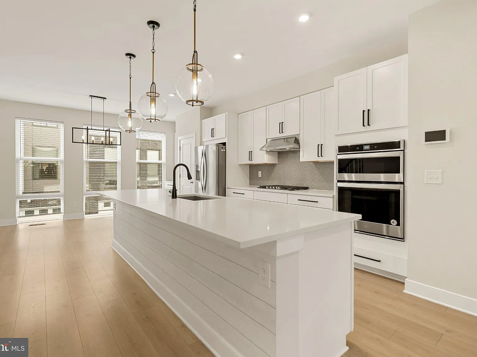 3 bed, 3.5 bath, 2376 sqft, $5,200 — Photo 4