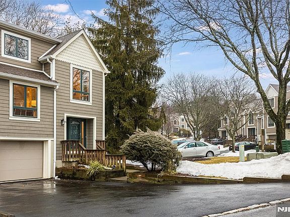 4th image of 61 Mill Pond Rd