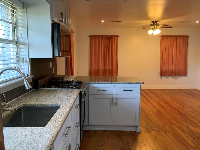 100 W Madison Cor #A — Photo 16