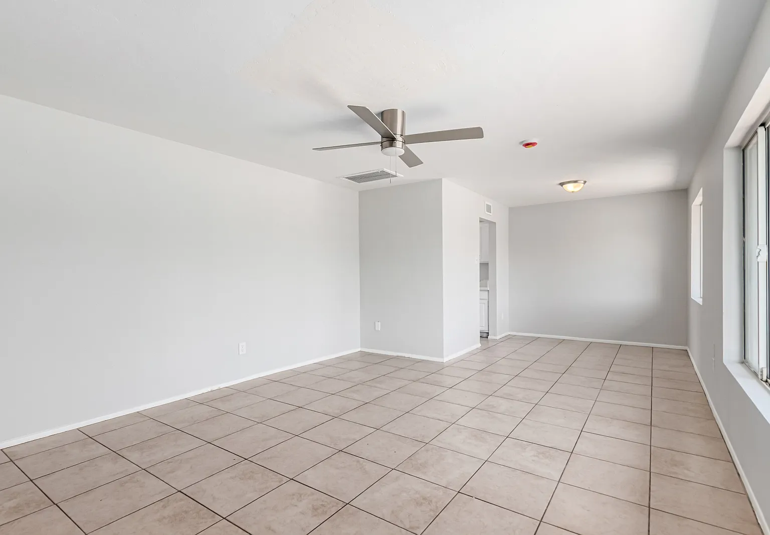 3 bed, 1100 sqft, $1,949 — Photo 3