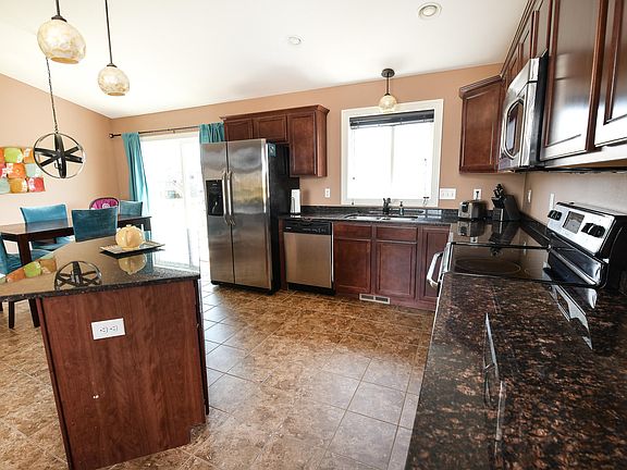 4th image of 2473 Star Ave S