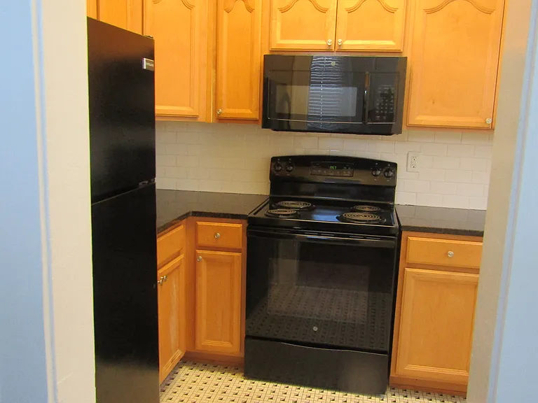 323 N McDuffie St #7 — Photo 9