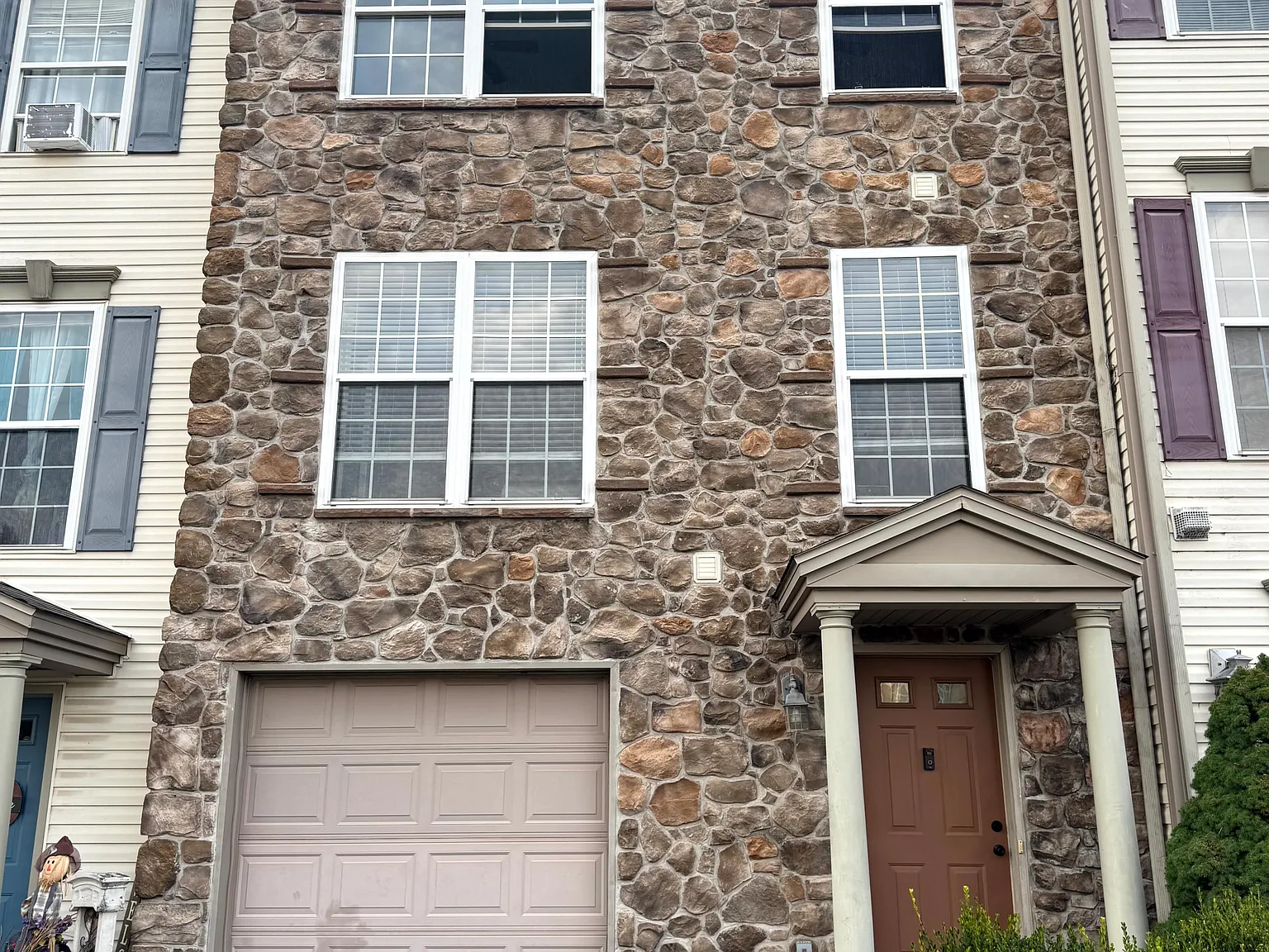 3 bed, 2.5 bath, 1368 sqft, $2,000 — Photo 2