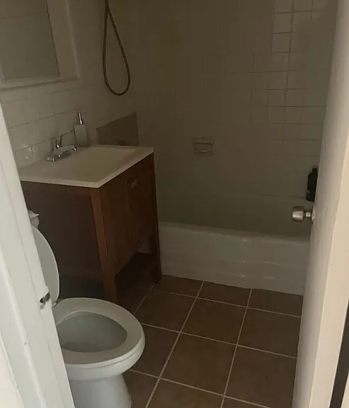 Alhambra Apartments — Photo 2
