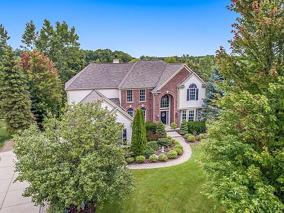 5th image of 424 Hampton Woods Ln