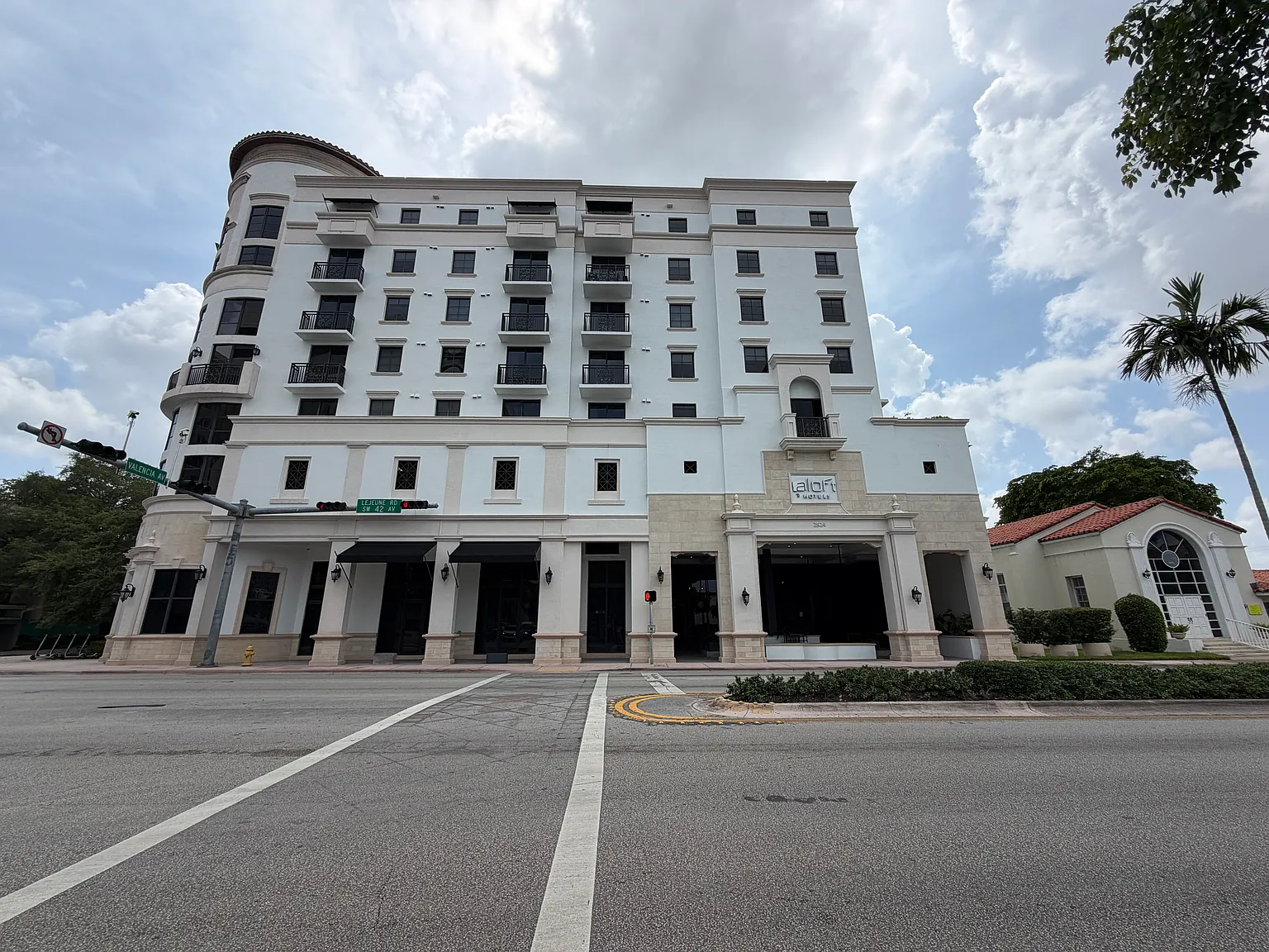 1 bed, 1.5 bath, 800 sqft, $2,500 — Photo 2