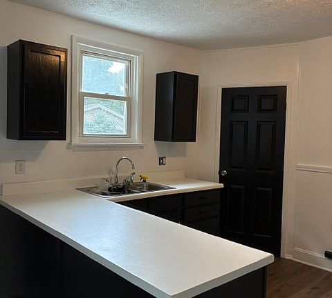 4th image of 417 S 14th St