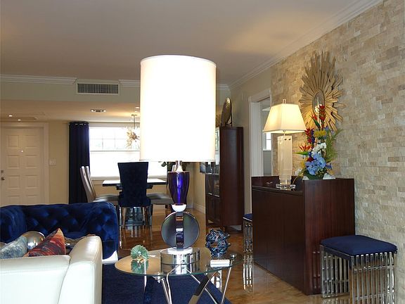 4th image of 3960 Oaks Clubhouse Drive #402
