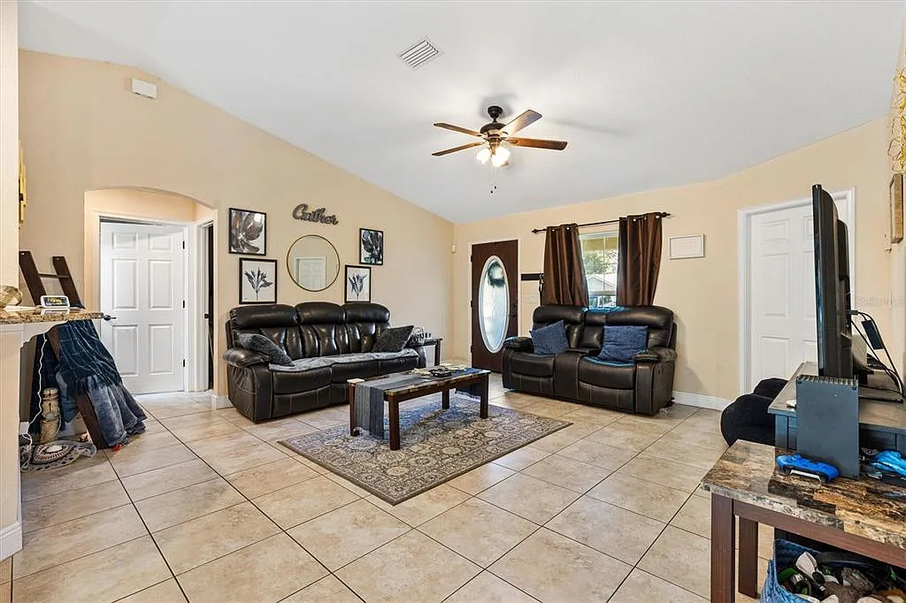 3 bed, 2.0 bath, 1381 sqft, $1,800 — Photo 3