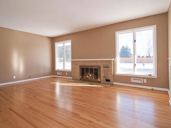 5th image of 625 Rosswood Ln N