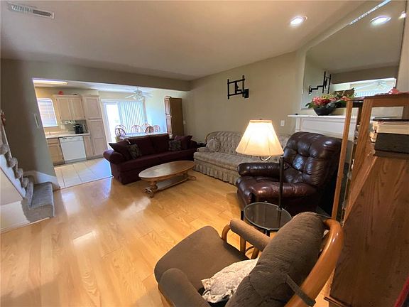 4th image of 1402 SE Lexington Ave