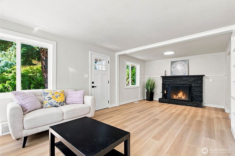 5th image of 14022 Roslyn Place N