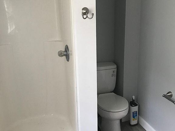 Downstairs bathroom (2)