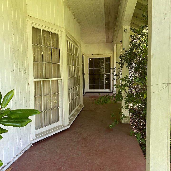 2nd image of 4230 Woodlawn Ave