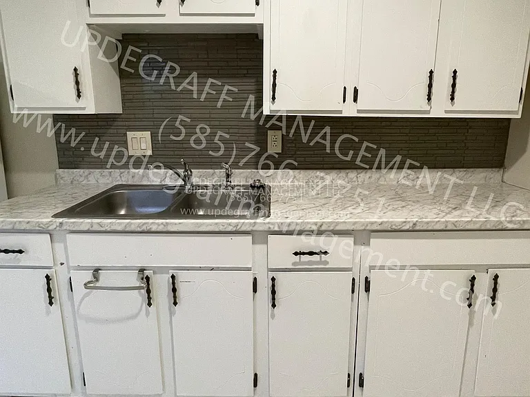 521 Oxford St — Photo 4
