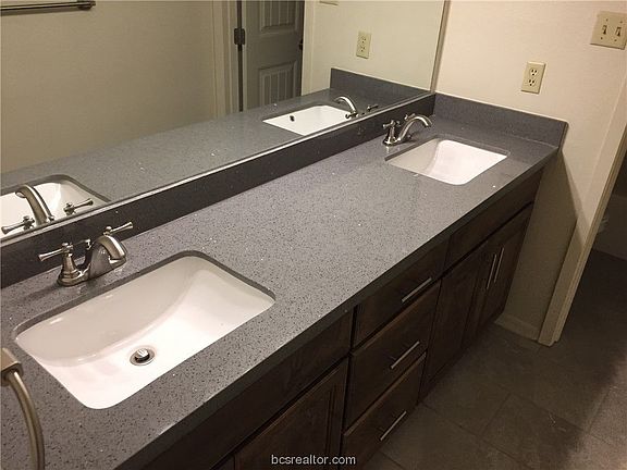 3rd image of 905 Balcones Dr #101